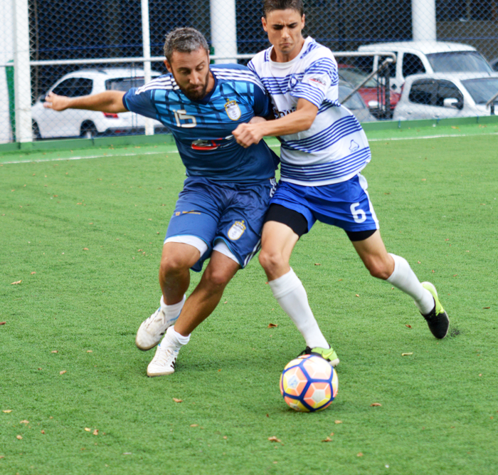 Lucas Dexheimer (d), do Pumas FC, teve atuação destacada na vitória do seu time contra o Coroas C