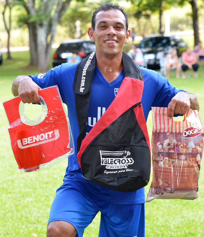 O jogador Lisandro Lourenço, o “Marrom”, da equipe do Cruzeirinho, foi escolhido o Craque do Jogo, no duelo contra o time do Barsemlona, em jogo válido pelas quartas de final do Intercamping 2017, no Camping do Germano, em Marques de Souza, no sábado (25). Marrom foi um “gigante” no sistema defensivo de sua equipe e foi peça importante para reverter o placar desfavorável de 2 a 0 diante do adversário. Pela sua atuação, recebeu os brindes da Docile, Valecross e Benoit, na promoção da Revista Encontro com o esporte e site www.jrgasparotto.com