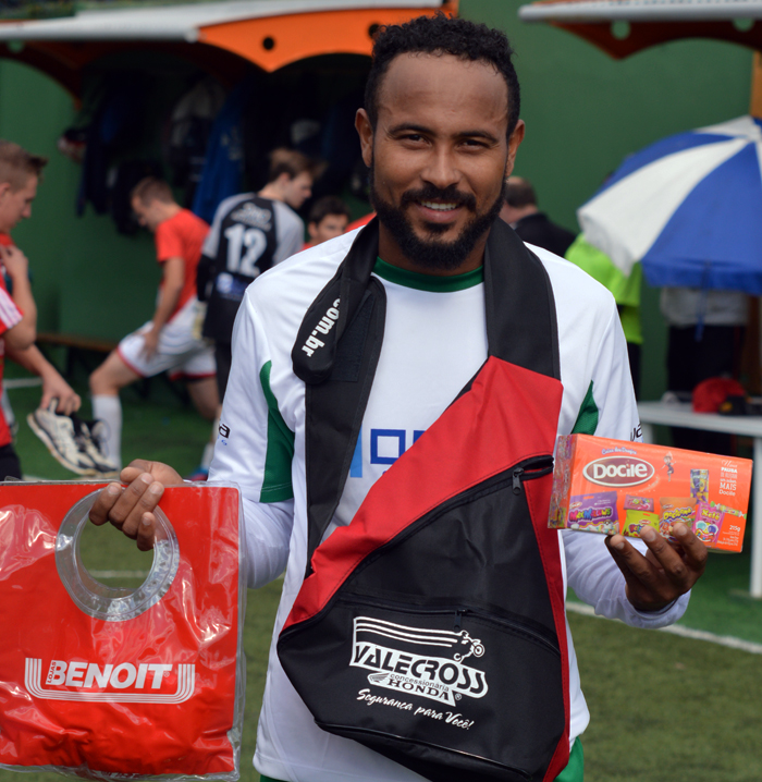 O jogador Paulo Rodrigues, o “Paulinho Delfino Costa”, da equipe do Rebordose, foi escolhido o Craque do Jogo, no confronto diante do Coroas Mirim/Charrua, na 5ª rodada do interno de minifutebol do Clube Tiro e Caça – Copa CTC/Espaço3 Arquitetura. O zagueirão foi um gigante no sistema defensivo de seu time, combatendo, auxiliando na criação de jogadas de ataque e orientando seus companheiros nos momentos de pressão do adversário. Pela sua atuão, Paulinho recebeu os brindes da Benoit, Docile e Valecross, na promoção da revista Encontro com o Esporte e site www.jrgasparotto.com 