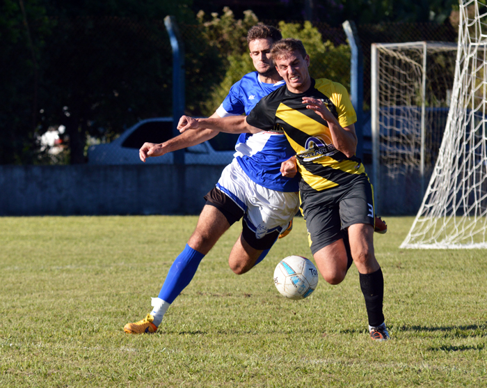 Gui Ferrari (d), da Sociedade União Carneiros, levou a melhor em todas as jogadas de ataque do Olarias.