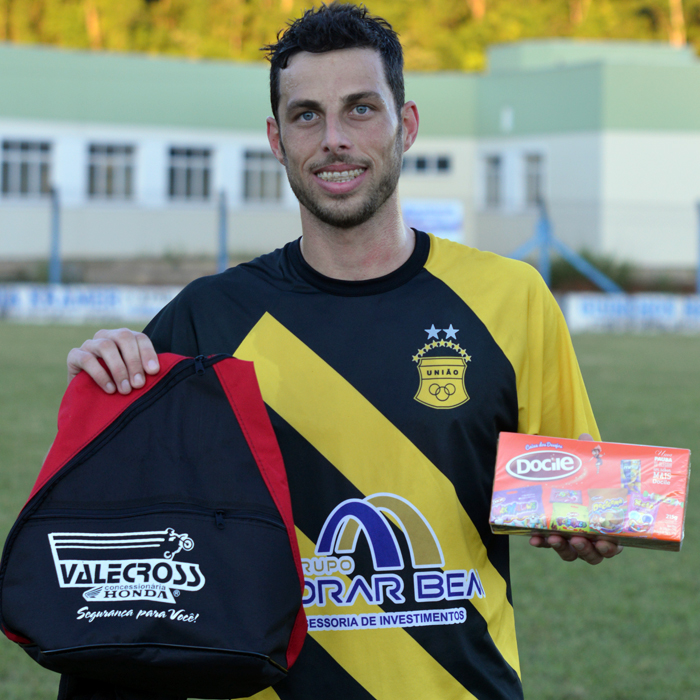 O jogador Bruno Casanova, da Sociedade União Carneiros, foi escolhido o Craque do Jogo, no duelo contra o Olarias, na 1ª rodada da fase mata-mata, do Campeonato Municipal de Lajeado 2016 – Copa Gastão Valandro. Bruno anotou o único gol, na vitória de seu time, na casa do adversário. Pela sua atuação, Casanova levou os brindes da Valecross, Benoit e Docile, na promoção da revista Encontro com o Esporte e site www.jrgasparotto.com