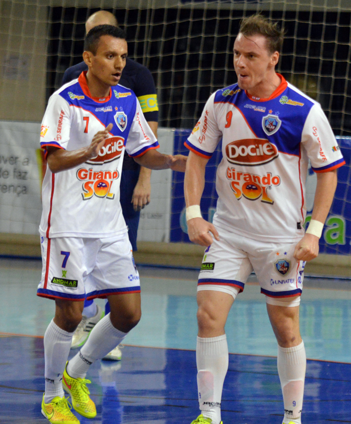 Edson (e), marcou um gol e Tiago Selbach outros dois, na vitória diante do Blumenau. 