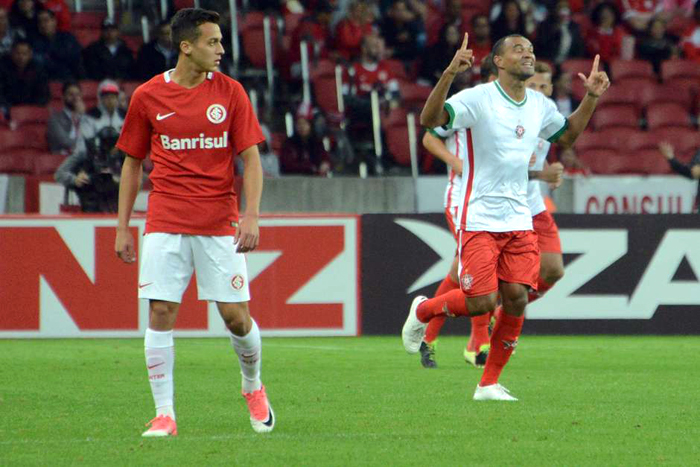 Diones (d) marca e tira a invencibilidade do Inter no Beira-Rio na Série B do Brasileirão. Foto: Luiz Munoz/Gazeta Press 