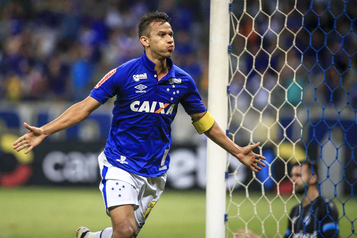 Henrique comemora o gol que acabou dando a vitória ao Cruzeiro contra o Grêmio, no Mineirão. Foto: Thomas Santos/Agif/Gazeta Press. 