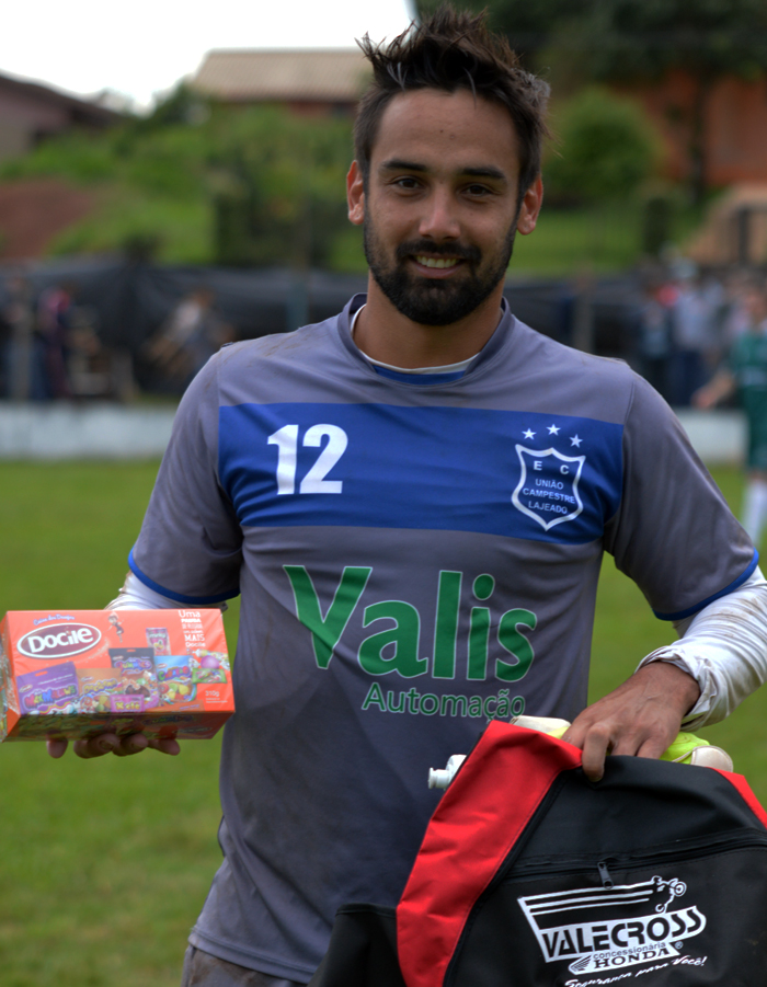 O jogador Felipe Gallas, do tricampeão União Campestre foi escolhido o craque do jogo, no duelo diante do bicampeão Esperança de Teutônia, em partida válida pelo Regional Certel Sicredi 2015. Gallas protagonizou pelo menos quatro grandes defesas, impedindo a vitória do representante teutoniense. Essas defesas garantiram a vantagem para a partida da volta, quando o Azulão joga por um empate, para ficar entre os quatro melhores da competição. Pela sua atuação, Felipe Gallas recebeu os brindes da Valecross e Docile, na promoção com o site www.jrgasparotto.com 