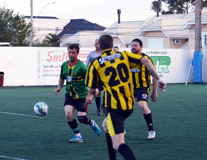 Canhão não resistiu ao time do Penharol, do jogador Ito Feldens (d).