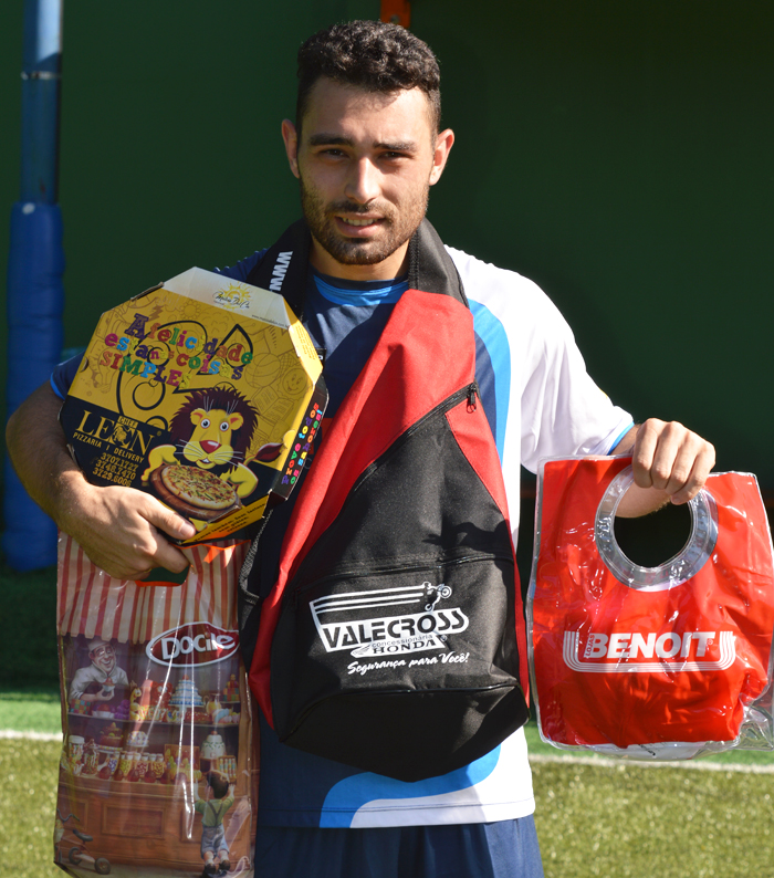 O jogador Dimitri Diehl, do Coroas Mirim D/Imojel, foi escolhido o Craque do Jogo, no embate contra a equipe do Coroas Mirim/Charrua, na tarde de sábado (1º/04), no interno de minifutebol do Clube Tiro e Caça – Copa CTC/Construtora Diamond. Dimi marcou quatro gols, fez duas assistências que resultaram em outros dois gols e infernizou o sistema defensivo do oponente. Pela sua atuação, recebeu os brindes da Benoit, Valecross, Docile e Chef Leon Pizzaria, na promoção com a Revista Encontro com o Esporte e site www.jrgasparotto.com