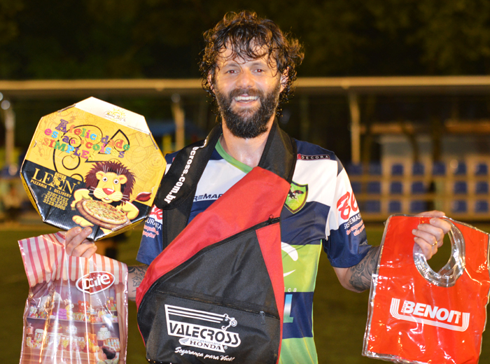 O jogador Diego Giacomolli, do Renegados FC/Ótica Brasil, foi escolhido o Craque do Jogo, no embate contra a equipe do R7/Baixinha Lanches, na tarde de sábado (1º/04), no interno de minifutebol do Clube Esportivo Sete de Setembro – Copa Sete/STR/CBM. Giacomollli marcou dois gols na vitória de seu time. Pela sua atuação, recebeu os brindes da Docile, Valecross, Chef Leon Pizzaria e Benoit, na promoção com a Revista Encontro com o Esporte e site www.jrgasparotto.com