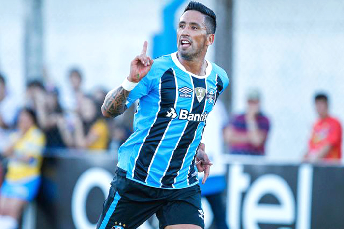 Lucas Barrios comemorou com seus companheiros e com a torcida o primeiro gol com a camisa do Grêmio. Foto: Lucas Uebel/Grêmio/Divulgação 