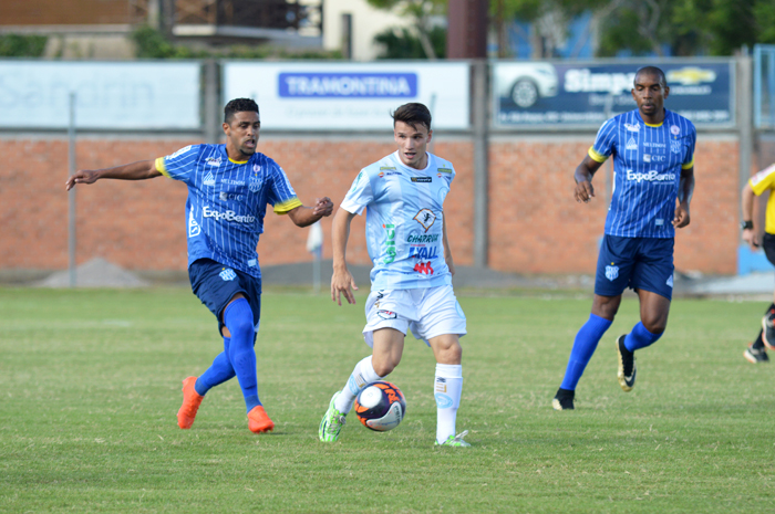 Dieguinho (c) teve muitas dificuldades para chegar com qualidade ao ataque, devido a forte marcação exercida sobre o atleta do Lajeadense 