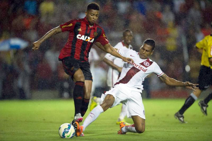 André abriu o placar a favor do líder Sport Recife diante do Internacional. Foto: Alexandre Lops/Divulgação. 