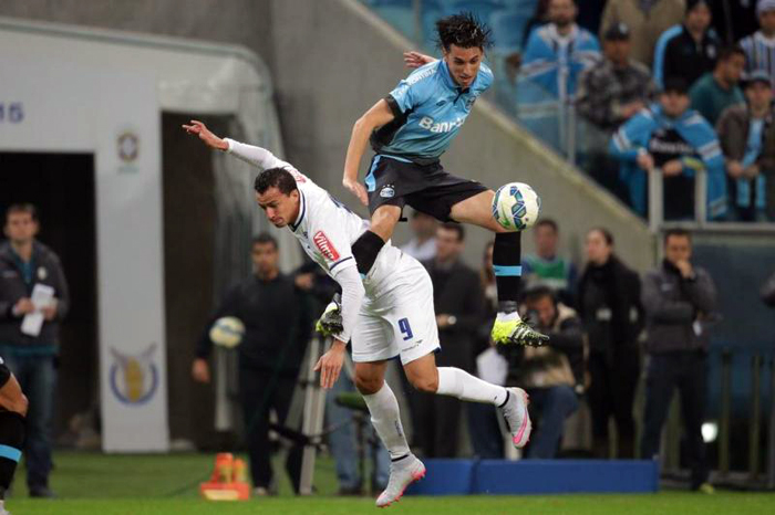 Damião pouco produziu diante do sistema defensivo do Grêmio e acabou sendo substituído no segundo tempo pelo técnico Luxemburgo. Foto: Ricardo Duarte/Agência RBS. 