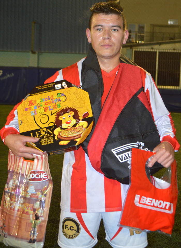 O jogador Jaime Luis Milani, do Sobras FC, foi escolhido o Craque do Jogo, na goleada de seu time diante da equipe do Renegados FC/Vidroauto, no sábado (1º/07),no interno de minifutebol do Clube Esportivo Sete de Setembro – Copa Sete/STR/CBM 2017. Milani não fez gol, mas foi o articulador das jogadas que resultaram na vitória do Sobras. Pela sua atuação, recebeu os brindes da Chef Leon Pizzaria, Docile, Valecross e Benoit, na promoção com a Revista Encontro com o Esporte e site www.jrgasparotto.com