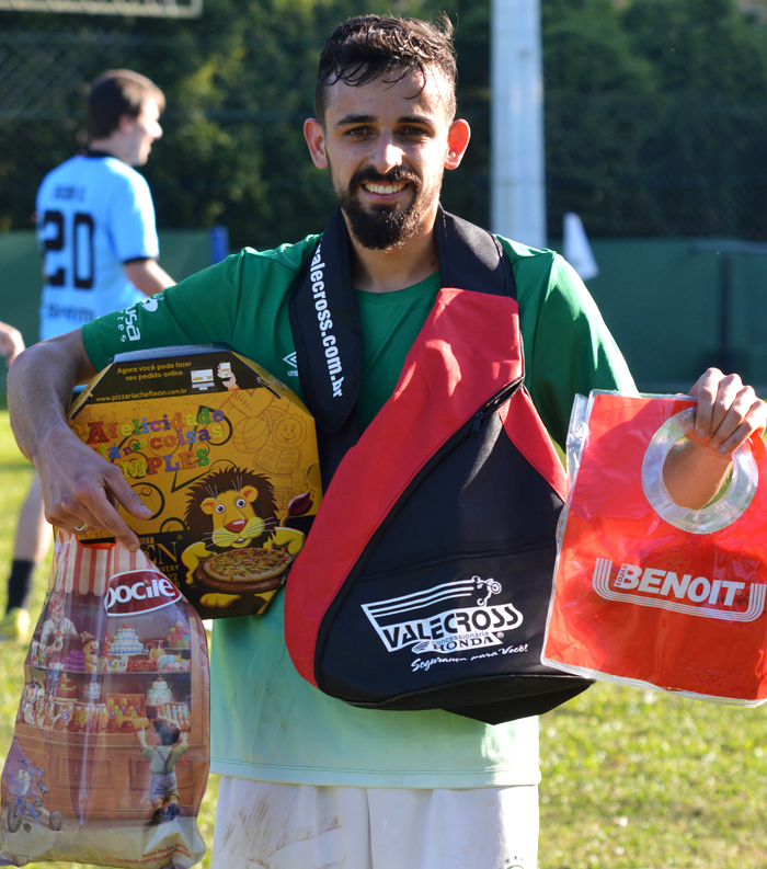 O jogador Josué Demichei, o “Pepe”, do Rebordose, foi escolhido o Craque do Jogo, no duelo contra a equipe do Tocafogo, no interno de minifutebol do Clube Tiro e Caça – Copa CTC/Diamond Construtora, na tarde de sábado (1º/07). Com a bola rolando, os associados presenciaram um dos melhores confrontos do ano, com arbitragem excelente de Daniel Soder. Faltando poucos segundos para o embate finalizar apareceu o oportunismo de Pepe Demichei para furar o bloqueio defensivo do goleirão Mateus, que até o momento era o grande destaque da partida. Pela sua atuação, Pepe recebeu os brindes da Valecross, Benoit, Valecross e Chef Leon Pizzaria, na promoção com a Revista Encontro com o Esporte e site www.jrgasparotto.com