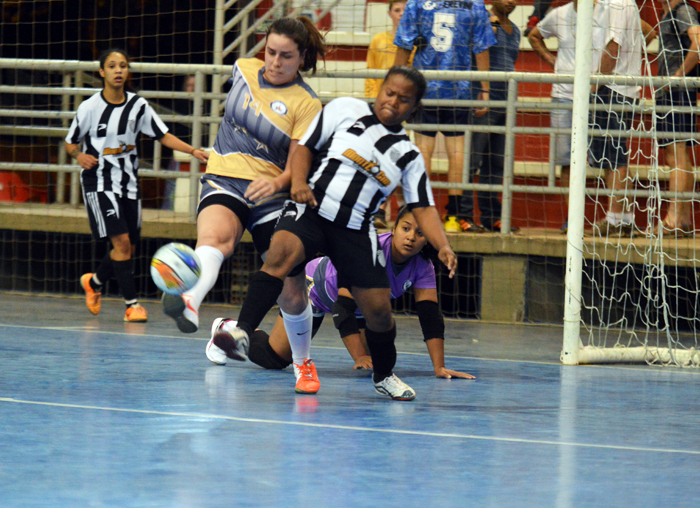 Júlia (c), da equipe As Malaguetas, no duelo contra as gurias do Santa Cruz do Sul. 