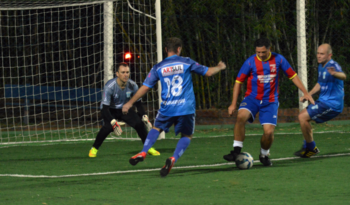 Carlos André Dias (c), do Kamikazi, anotou um gol e serviu de garçom em outro, no empate contra o Coroas Mirim.