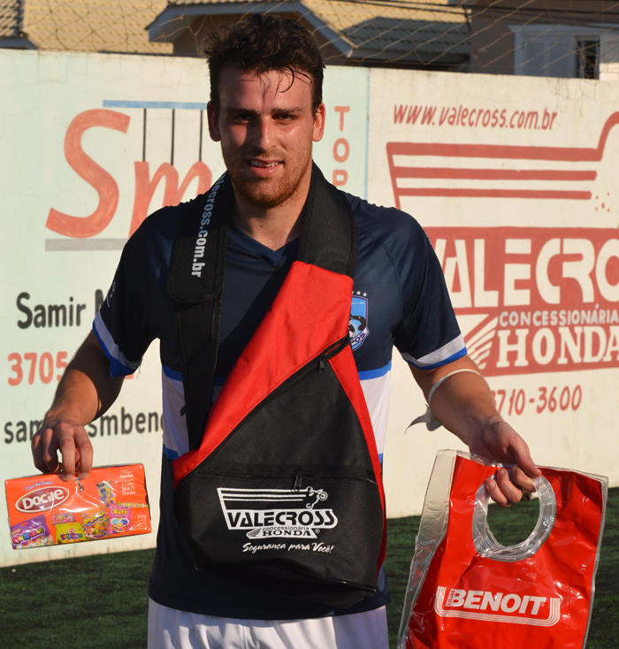 O jogador Diego Marder, do Viracopos/lebber Imóveis foi escolhido o Craque do Jogo, no sábado (29), no interno de minifutebol do Clube Esportivo Sete de Setembro, no duelo contra o Real Madruga/Interface Arquitetura. O jogo de muito equilíbrio foi decidido somente na etapa final, quando brilhou a estrela do atacante, que mostrou oportunismo e mandou na rede do goleiro Mateus Marques. Pela sua atuação, recebeu os brindes da Benoit, Valecross e Docile, na promoção com a revista Encontro com o Esporte e site www.jrgasparotto.com