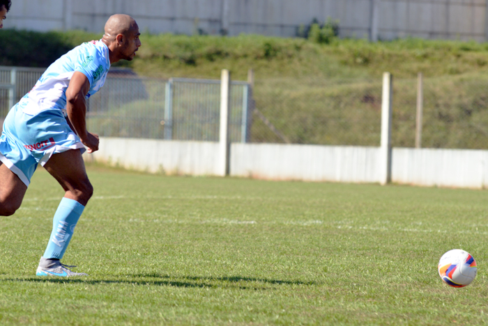 Ícaro teve a chance de colocar o lajeadense na frente do placar, mas seu chute encontrou defesa no travessão. 