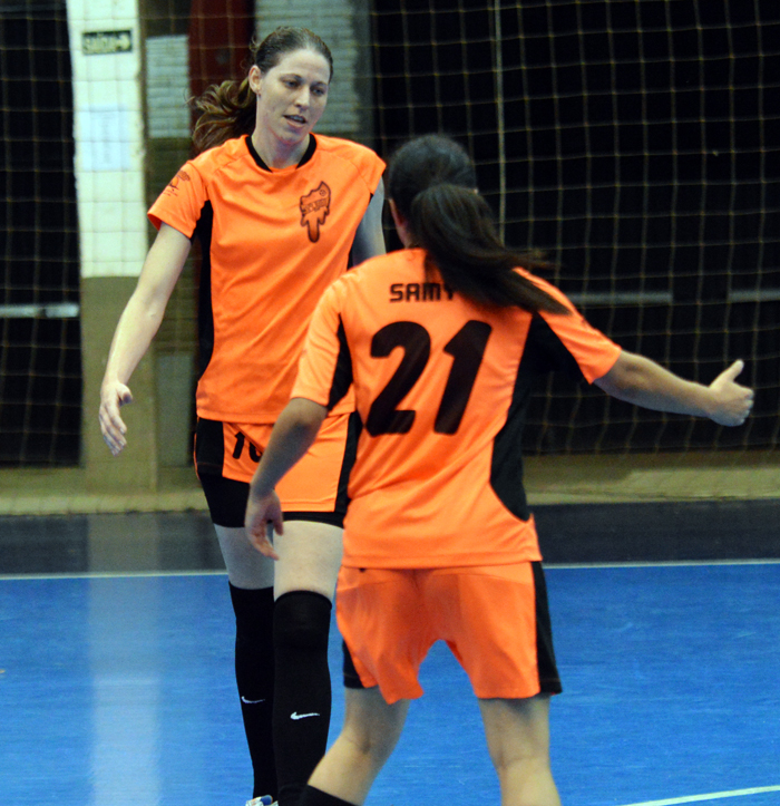 Fernanda Sostmeier, da equipe Tangerina Splash é a goleadora do feminino com 10 gols. Seu time chega a final com 100% de aproveitramento para encarar a Eletro Diesel Hirt - atual campeã. 