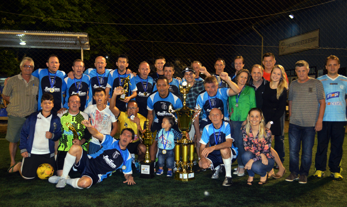 Galera/Roque Tratores com a Taça Valdir Richter, de campeão da série ouro, da Copa Integração CTC/Sete Master. Foto: José Roberto Gasparotto