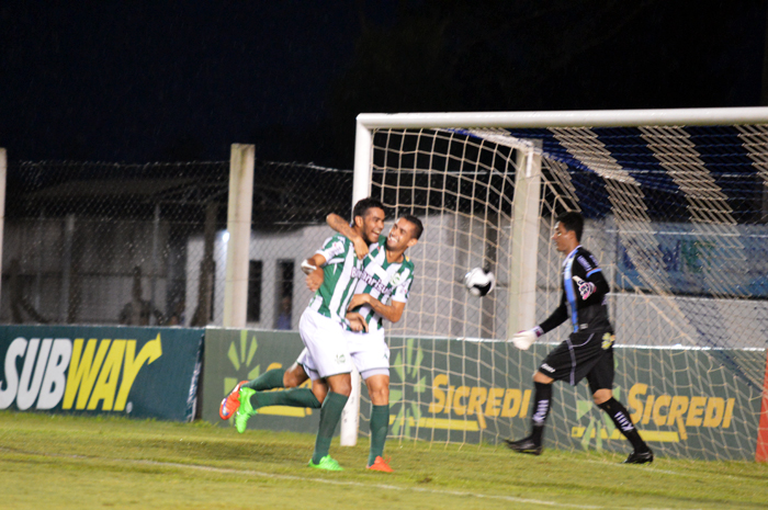 Brener comemora o segundo gol dele, no duelo contra o Lajeadense. 