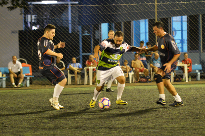 Perdigão (c), do Renegados FC/Ótica Brasil, marcou um dos gols de seu time, na vitória contra a equipe do Copeiros FC