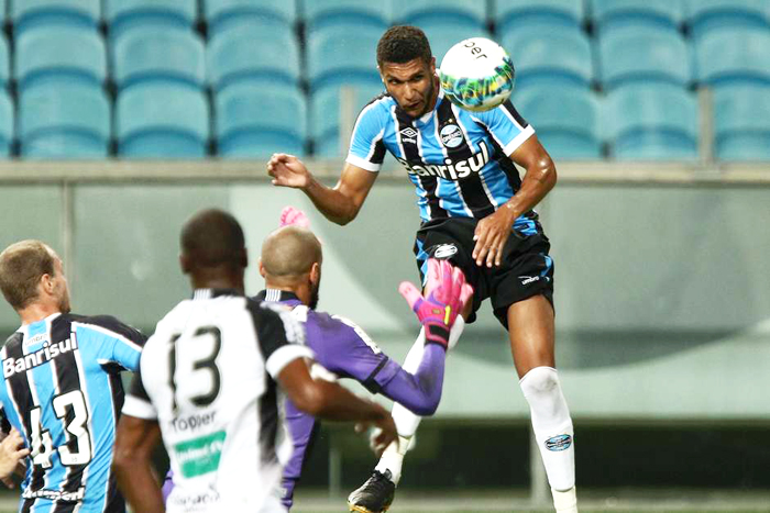 Lucas Rex, do Grêmio, sobe para marcar seu gol. Foto: Gazeta Press 