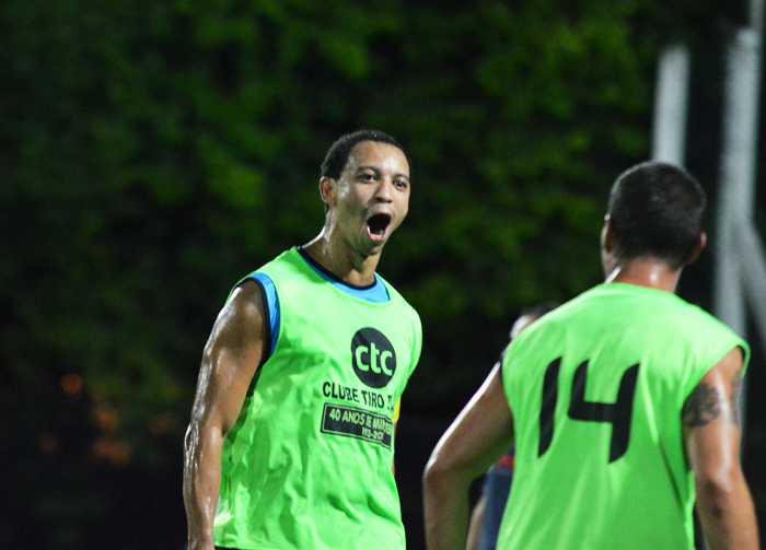 Felipe Dias, do Shark Ataque comemora um dos gols de seu time diante do Coroas Mirim D