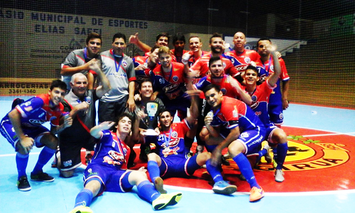 Alaf posou com o troféu de campeão da 2ª Taça Nacional de Futsal. 