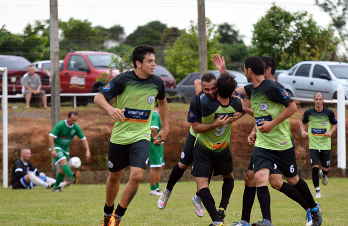 Deja, do Guarani, foi abraçado pelos companheiros do time, após marcar um golaço contra o Minuano.