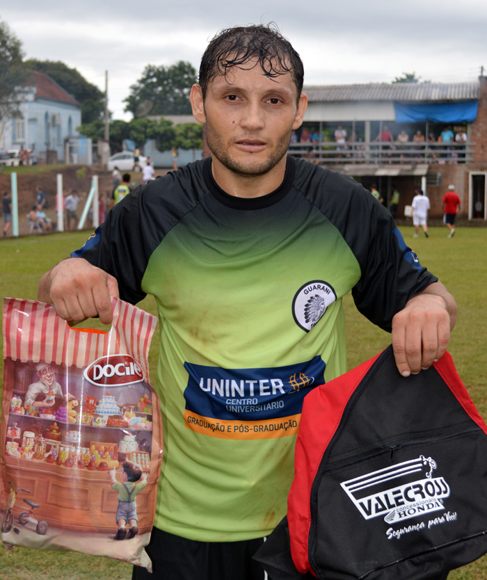 O jogador Jurandir Duarte, o “Dilli”, do Guarani de Igrejinha, foi escolhido o Craque do Jogo, no enfrentamento contra a equipe do Minuano de Canudos do Vale, no domingo (3), na 4ª rodada do Campeonato Municipal de Lajeado 2016 – Copa Gastão Valandro. Dilli saiu do banco, com a lesão de Jacson Coletti, para brilhar em campo. Marcou um golaço de longa distância e outro de oportunismo na entrada da área do Minuano. Pela sua atuação, recebeu os brindes da Docile e Valecross, na promoção com a Revista Encontro com o Esporte e site www.jrgasparotto.com