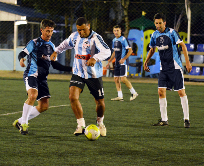 Equipe do Galera/Roque Tratores, dos jogadores Vanderlei (e) e sabiá (d), goleou o time do Tabajara/CBM, do jogador Messias (c).