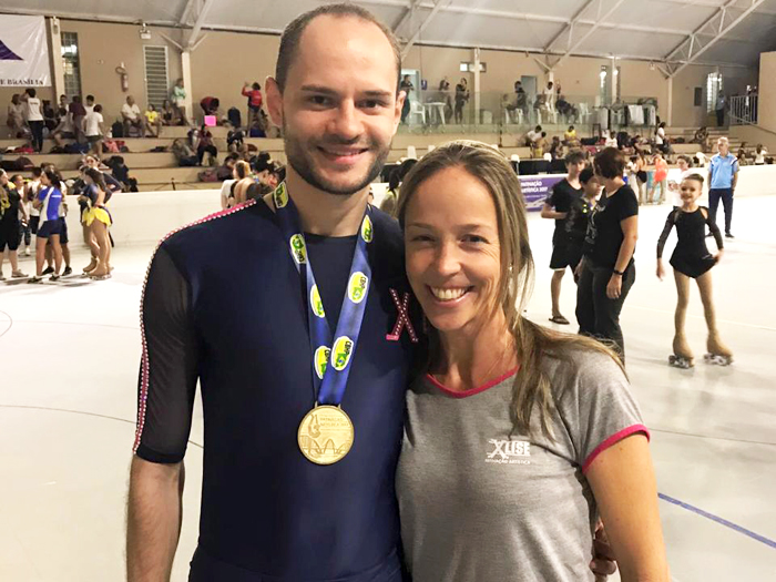 Carlos Radtke, ao lado da técnica do Clube Xlise de Patinação, Fabiane Knak, com a medalha de campeão no Brasileiro de Patinação, categoria sênior masculino