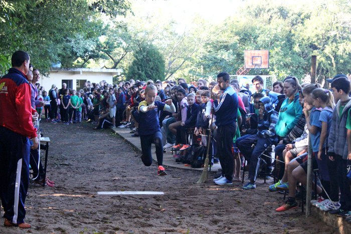 Salto em distância foi uma das modalidades da etapa Atletismo. Maica Viviane Gebing/Prefeitura Arroio do Meio