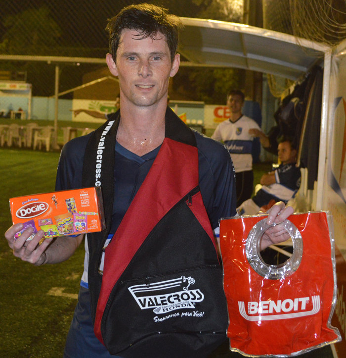 O jogador Luis Carlos Sieben, o “Caio”, do Viracopos/Lebber Imóveis, foi escolhido o Craque do Jogo, no duelo contra o até então líder Mercenários FC. Caio marcou dois gols de puro oportunismo e foi um “gigante”, combatendo e articulando as jogadas de ataque do seu time, na partida válida pela 16ª rodada do interno de minifutebol do Clube Esportivo Sete de Setembro – Copa Sete/STR/CBM. Pela sua atuação, recebeu os brindes da Valecross, Docile e Benoit, na promoção da Revista Encontro com o Esporte e site WWW.jrgasparotto.com