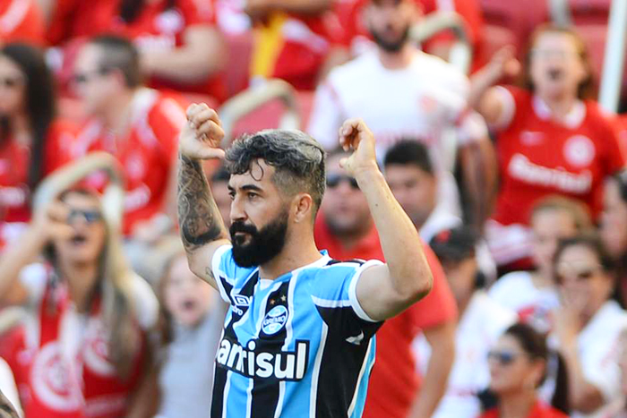 Douglas marcou o único gol no Gre-Nal válido pelo 1º turno do Brasileirão 2016. Foto: Edu Andrade/Fatopress/Gazeta Press. 