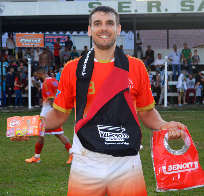 O jogador Frederico Grave, o “Fredão”, do Internacional de Conservas, foi escolhido o Craque do Jogo, no confronto de ida, da final do Amador de Lajeado – Copa Gastão Valandro, diante da equipe da Sociedade União Carneiros, na tarde de domingo (3), no Estádio Elísio Trevisol, praça esportiva da SER São Cristóvão. Grave marcou um golaço em cobrança de falta, que vai ficar na história da competição. Pela sua atuação, levou os brindes da Benoit, Valecross e Docile, na promoção da Revista Encontro com o Esporte e site www.jrgasparotto.com