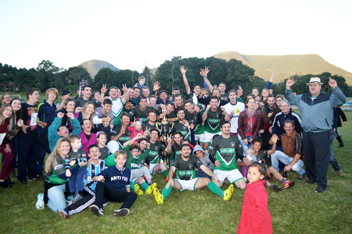 Equipe do Palmense e seu torcedor com o troféu de campeão do Campeonato Municipal de Arroio do Meio – Copa Sicredi 2017 