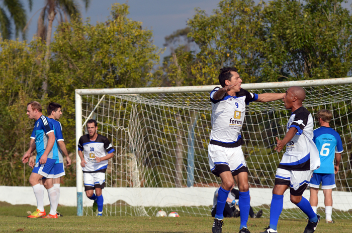 Damásio (d), marcou o 1º gol do Olarias diante do Arroio Alegrense