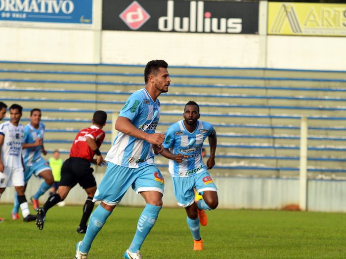 Cleiton (e) abriu o marcador para O Lajeadense e correu para o abraço. 