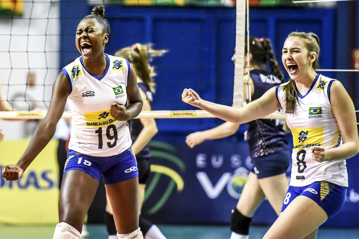 Jogadora Amanda (d), da Languiru_Martin Luther_Avates defendendo a seleção brasileira. Foto: CBV/Divulgação. 