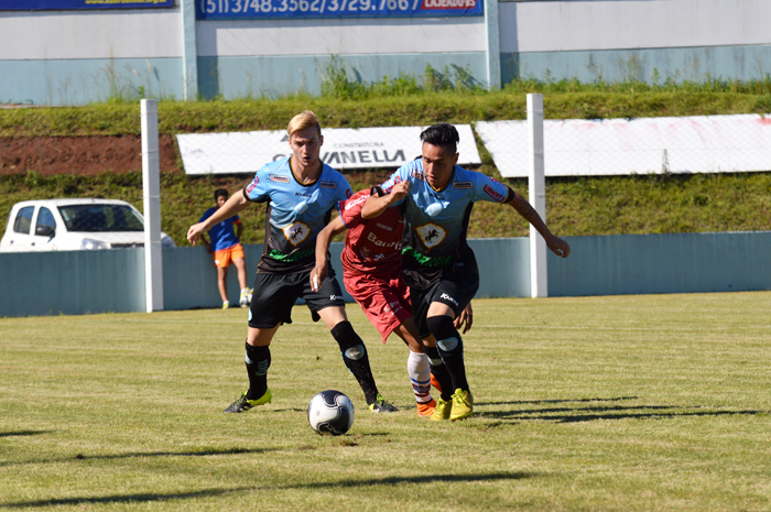 Lajeadense largou na frente, mas sofreu a virada para o Caxias, em pleno Estádio Alviazul. Foto: José Roberto Gasparotto. 