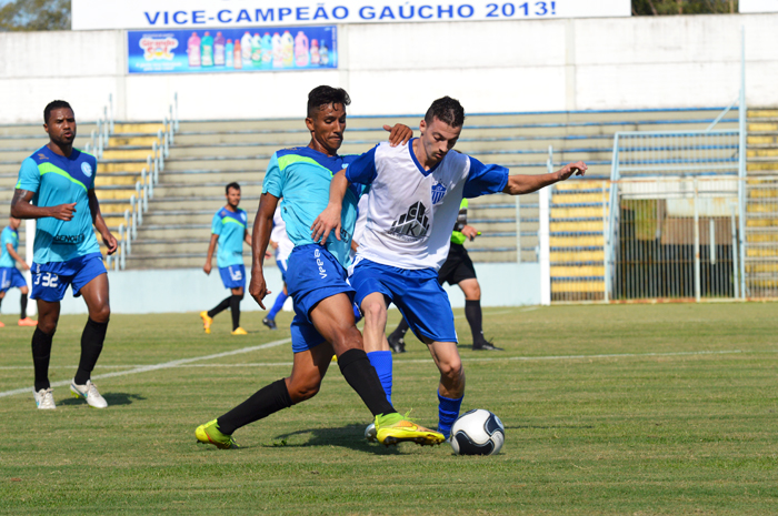 Lajeadense, do jogador Índio (e), no duelo contra o combinado de atletas amadores de Bom Retiro do Sul