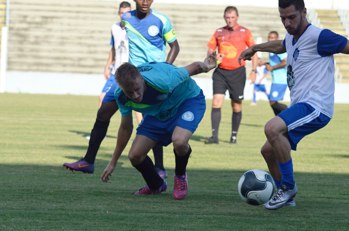 Ariel (e), marcou os três gols do Lajeadense, no duelo contra o combinado de atletas amadores de Bom Retiro do Sul 