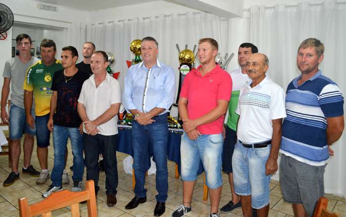 Prefeito, patrocinadores e dirigentes dos clubes, no cerimonial de abertura do Campeonato Municipal de Futebol Amador de Cruzeiro do Sul - Copa Camillo Mallmann