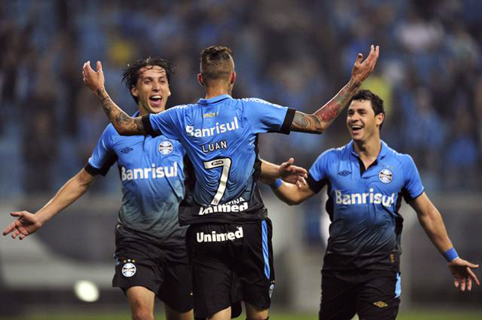 Luan comemora seu gol diante do Corinthians, com os colegas Geromel e Giuliano. Foto: Féliz Zucco/Agência RBS. 