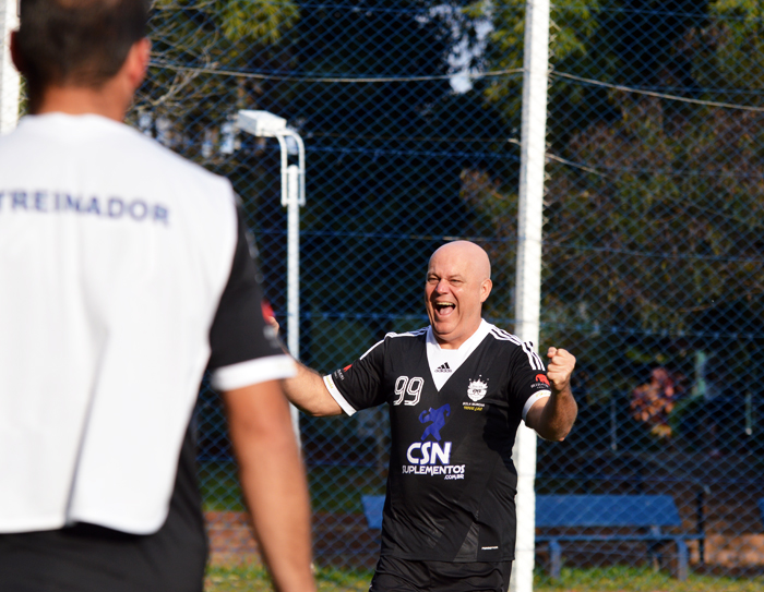 Pridão, do Bola Murcha/Nova Era, comemorando seu gol diante do 100 Pressão.