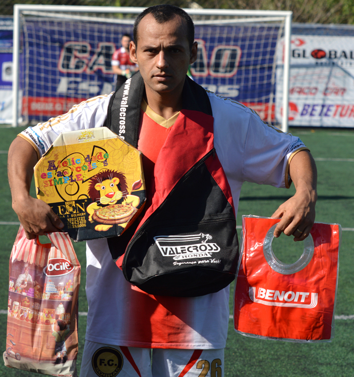 O jogador Alex Santos da Rosa, o “Pretinho”, da equipe do Sobras FC, foi escolhido o Craque do Jogo, no duelo contra o time do EC Coringa/Rodambrós, no sábado (3), no interno de minifutebol do Clube Esportivo Sete de Setembro – Copa Sete/STR/CBM. Pretinho deixou sua marca de artilheiro em três oportunidades e deu uma assistência que resultou em outro gol. Pela sua atuação, recebeu os brindes da Valecross, Docile, Chef Leon Pizzaria e Benoit, na promoção da Revista Encontro com o Esporte e site www.jrgasparotto.com