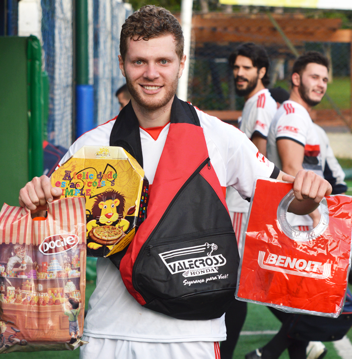 O jogador Diego Batista, o “Pinto”, do Baile de Monique/Di Nápoli, foi escolhido o Craque do Jogo, no embate contra o time do Lesionados/Velha Guarda, no sábado (3), no interno de minifutebol do Clube Tiro e Caça – Copa CTC/Construtora Diamond. A “fera” marcou quatro tentos balançou a rede em quatro oportunidades, infernizando o sistema defensivo do adversário.  Pela sua atuação, recebeu os brindes da Docile, Benoit, Valecross e Chef Leon Pizzaria, na promoção com a Revista Encontro com o Esporte e site www.jrgasparotto.com 