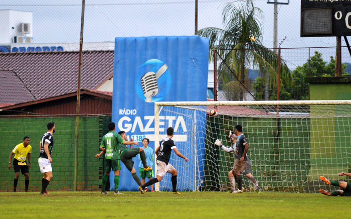 O goleador da Divisão de Acesso, Hyantony Canedo, está marcando o gol que garantiu o Avenida na Primeira Divisão em 2018